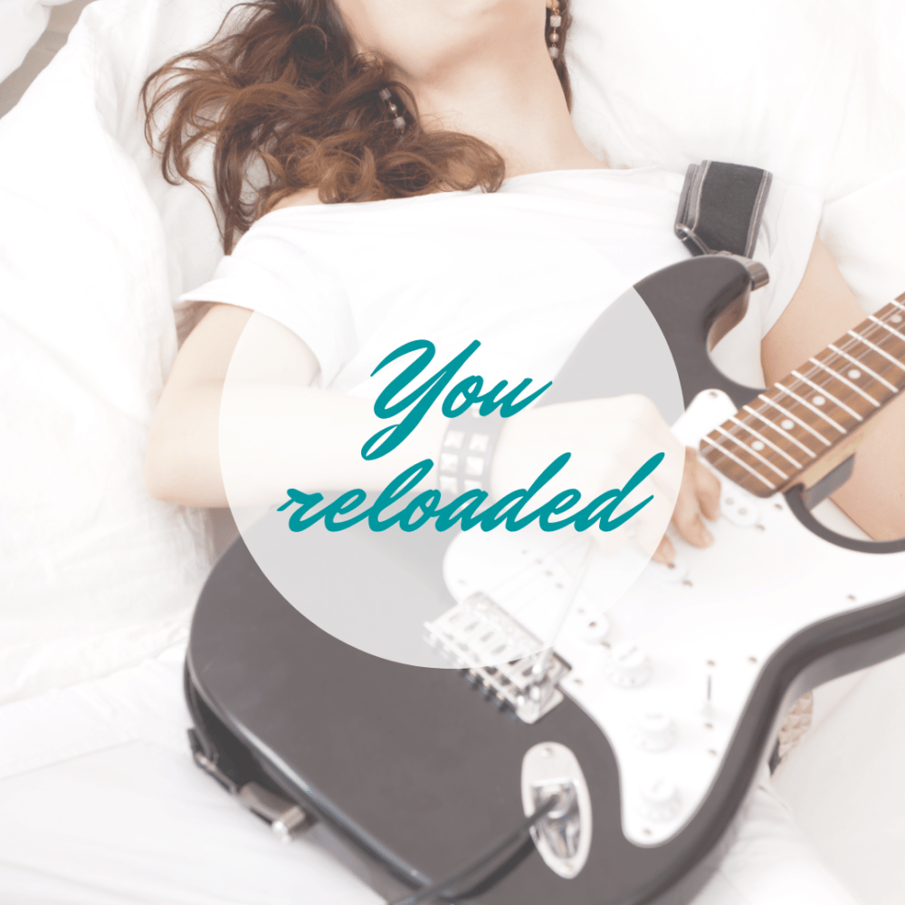 You reloaded You reloaded - Person liegt mit E-Gitarre auf Bett und hat Hand an den Seiten
