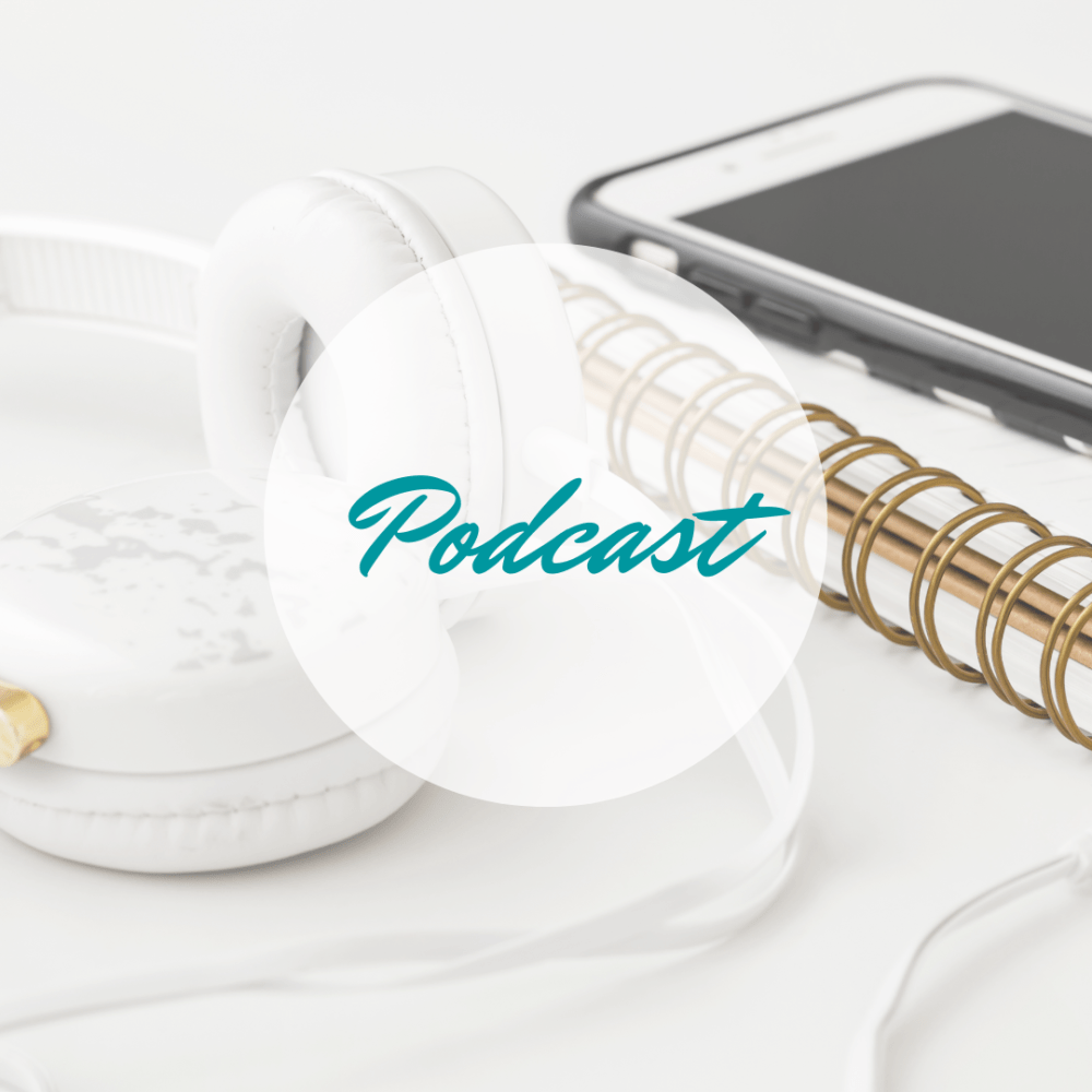 Podcast - Kopfhörer, Notizbuch und Smartphone liegen auf einem Tisch