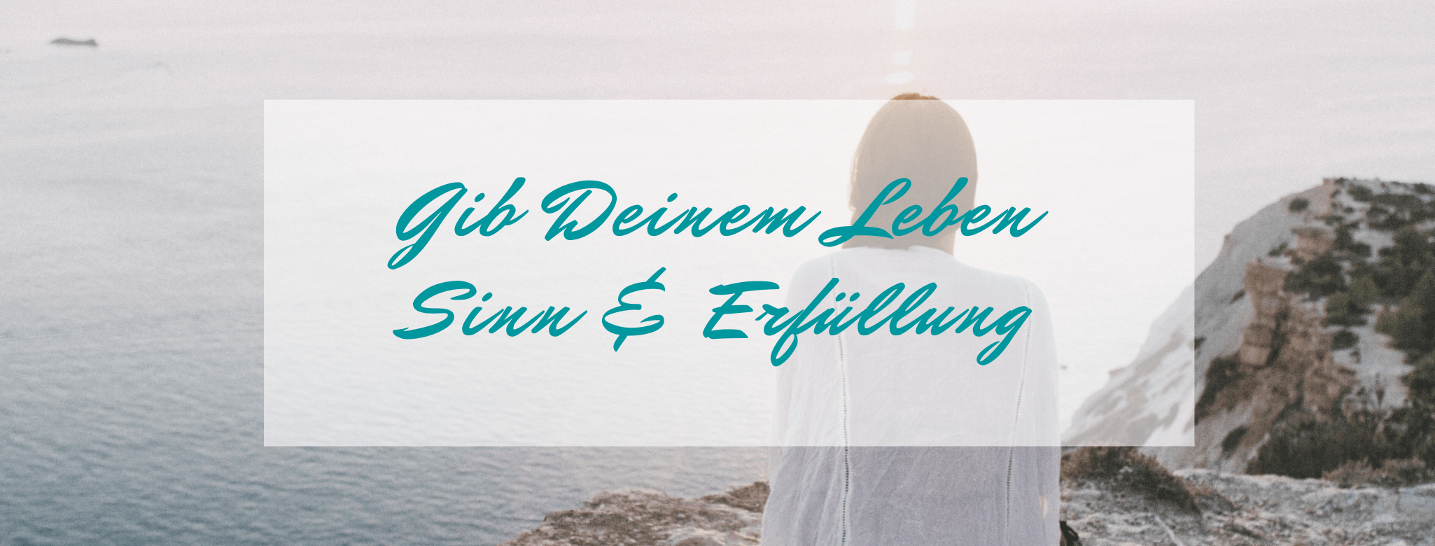 Gib deinem Leben Sinn und Erfüllung Gib deinem Leben Sinn und Erfüllung - Klippe mit Meerblick, Person steht auf Klippe und schaut aufs weite Meer hinaus